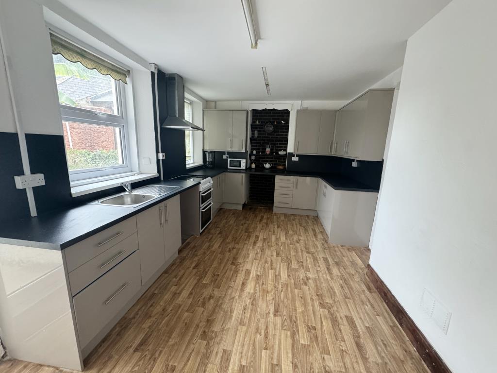 Lot: 30 - MIXED USE PROPERTY FOR INVESTMENT OR OCCUPATION - View of the kitchen on the ground floor